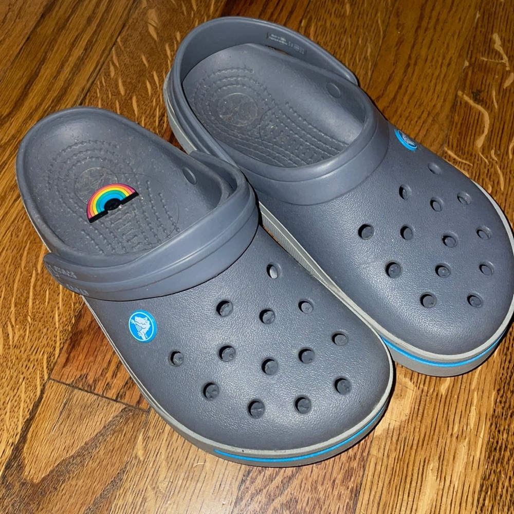Grey crocs!! Croc size 5 men size 7 women FOR WOMAN/MAN